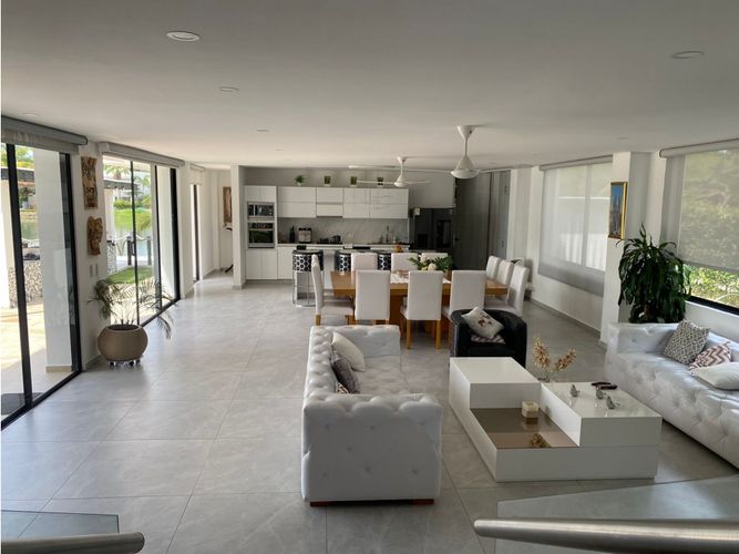 Casa de 5 alcobas en venta en Girardot, Girardot, 700 m² · foto 3 de 19