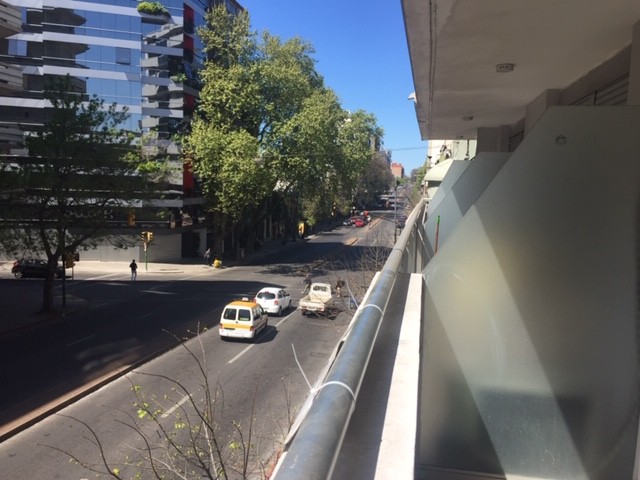 Muy lindo y soleado monoambiente al frente con balcón. Portería 24 hrs.