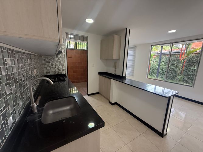 Casa de 4 alcobas en venta en El Castillo, Jamundí, 270 m² · foto 2 de 16
