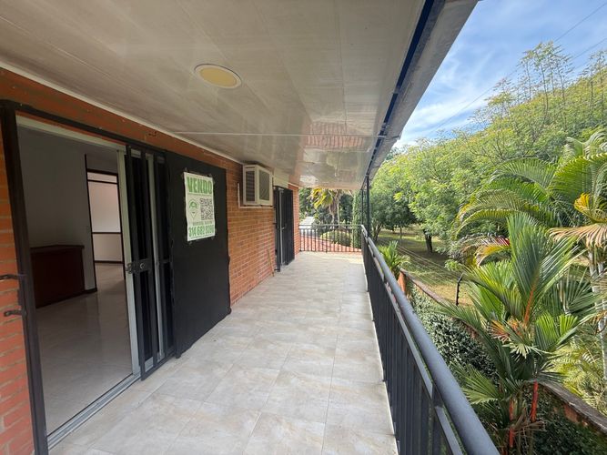 Casa de 4 alcobas en venta en El Castillo, Jamundí, 270 m² · foto 14 de 16