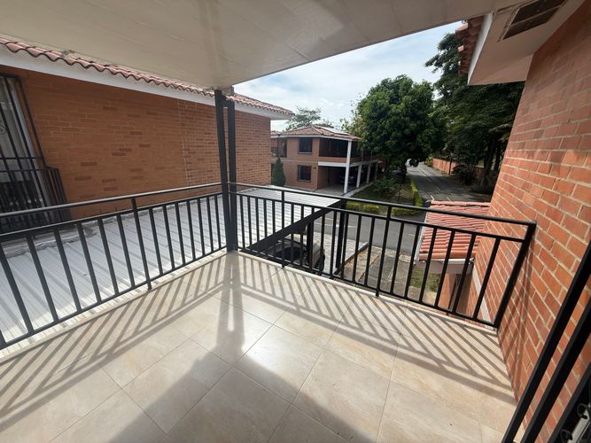 Casa de 4 alcobas en venta en El Castillo, Jamundí, 270 m² · foto 3 de 16