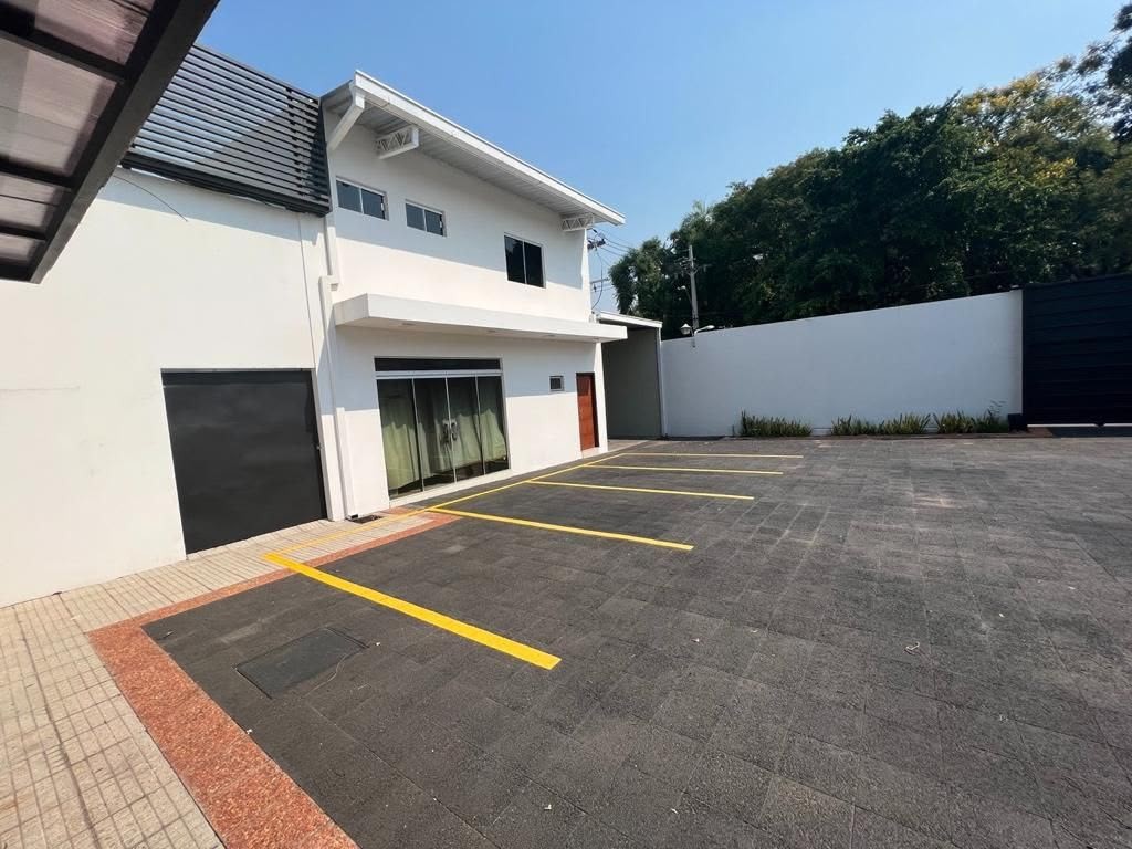 Alquilo Espacio Comercial de alta categoria sobre Avda. Republica Argentina | ideal para Showrooms o empresas que buscan visibilidad — foto 3