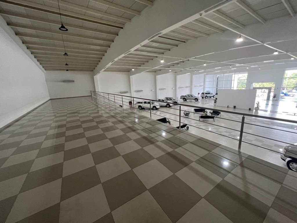 Alquilo Espacio Comercial de alta categoria sobre Avda. Republica Argentina | ideal para Showrooms o empresas que buscan visibilidad — foto 2