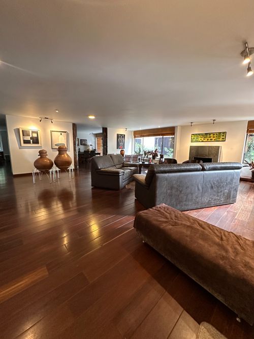 Apartamento de 3 alcobas en venta en El Refugio, Bogotá, 200 m² · foto 2 de 24