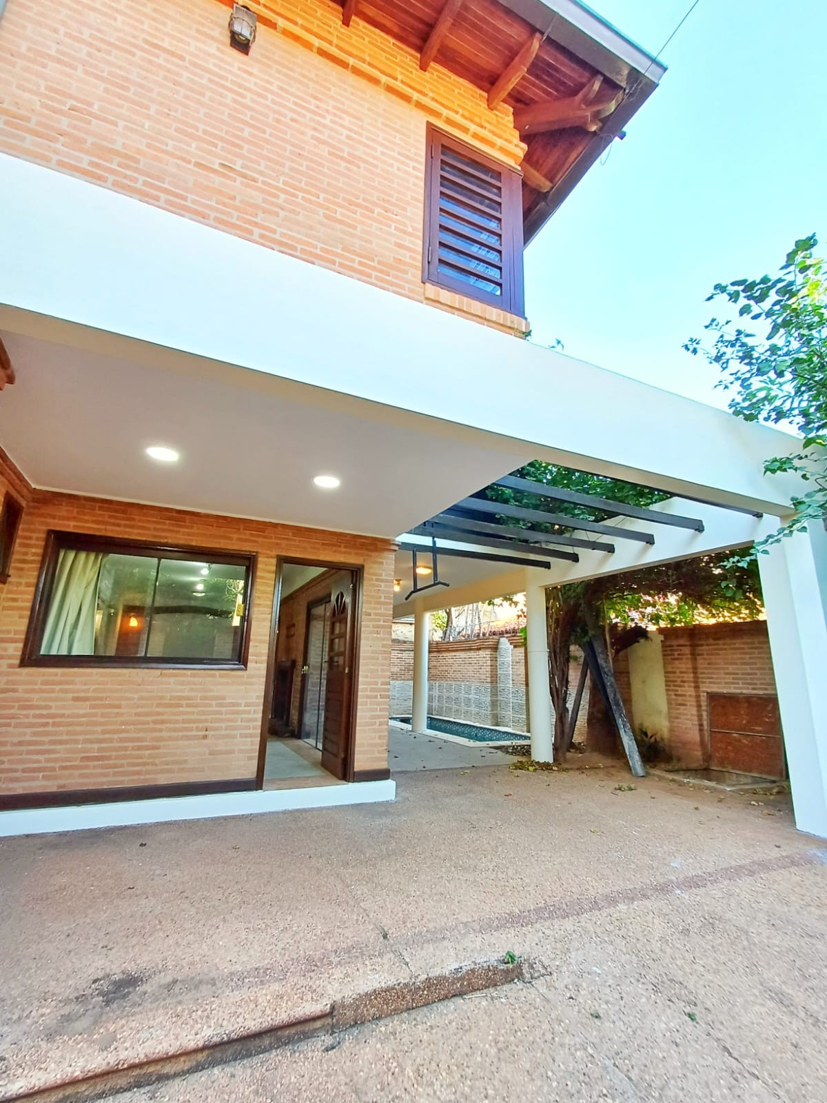 ALQUILO DÚPLEX DE 3 DORMITORIOS EN SUITE + QUINCHO + PISCINA B° MBURUCUYÁ