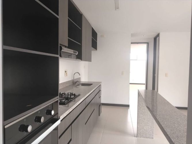 Apartamento en venta en Altos Del Poblado, Medellín · foto 7 de 18