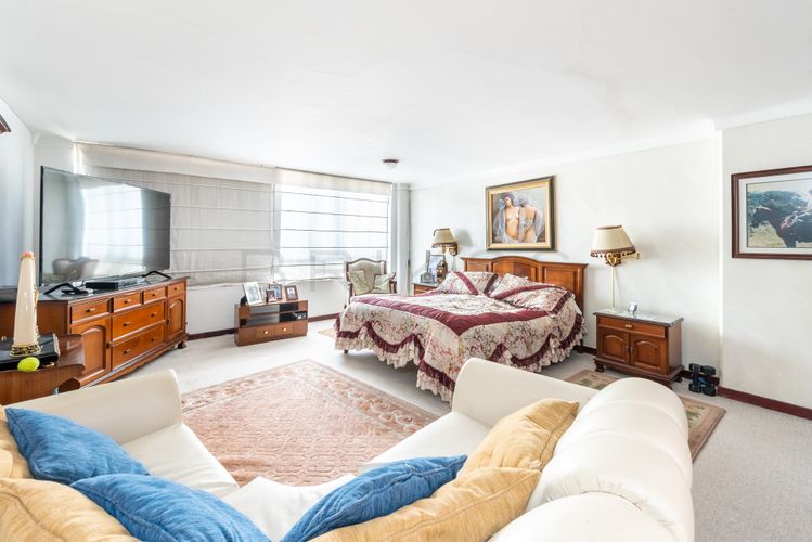 Apartamento de 4 alcobas en venta en Rincon Del Chico, Bogotá, 230 m² · foto 3 de 16