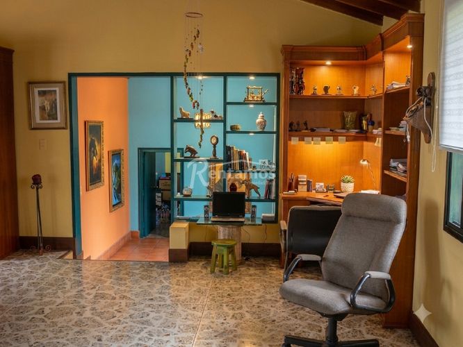 Casa de 3 alcobas en venta en Loma De Las Brujas, Envigado, 550 m² · foto 3 de 18