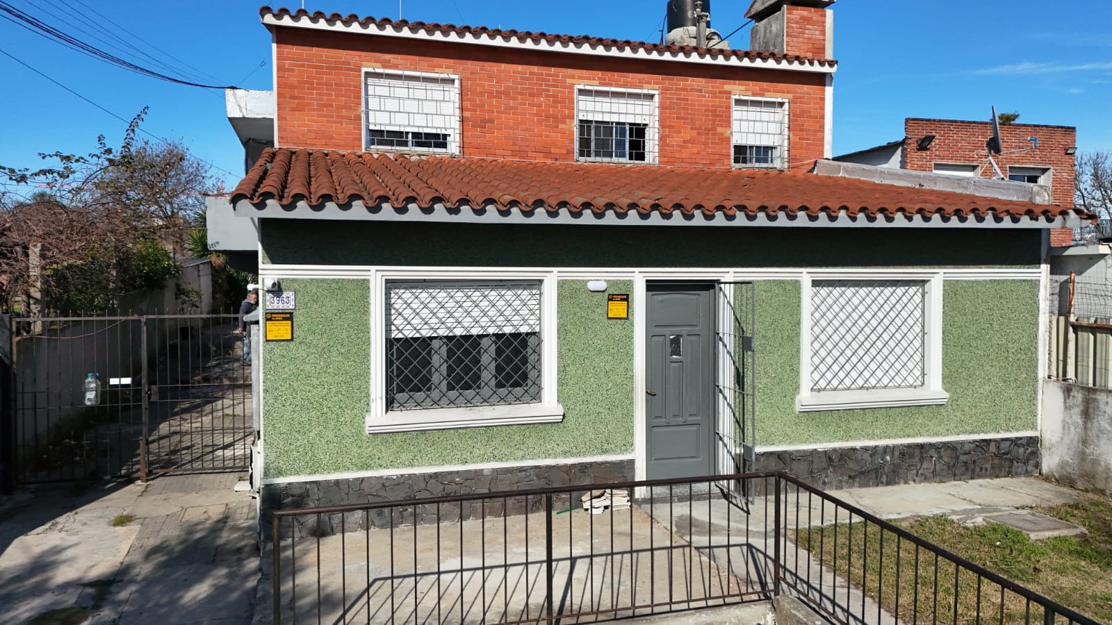 Alquiler Casa 3 Dormitorios: Ubicación Estratégica Próxima a Av. Belloni y Av. Gral. Flores