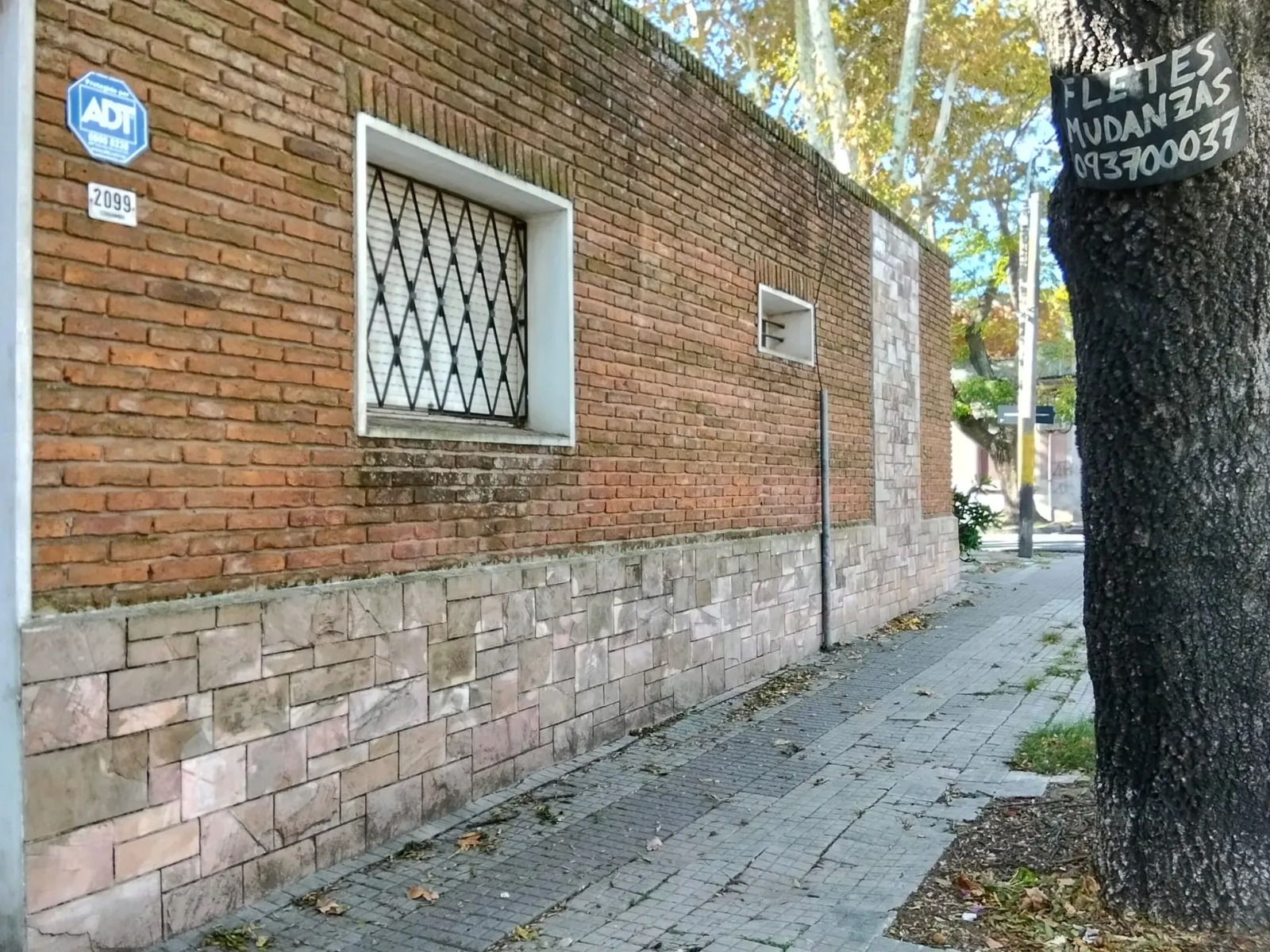 Venta de Casa de 3 dormitorios con garaje patio y parrillero en La Comercial