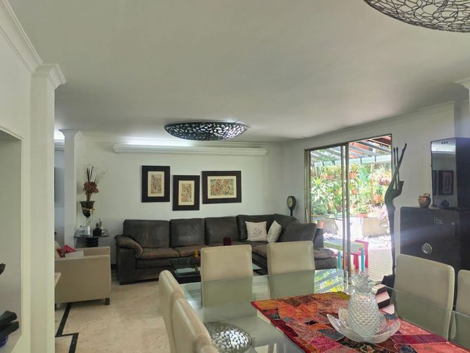 Casa de 3 alcobas en venta en El Poblado, Medellín, 230 m² · foto 2 de 20