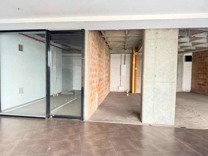 Local en venta en El Poblado, Medellín, 82 m² · foto 2 de 10