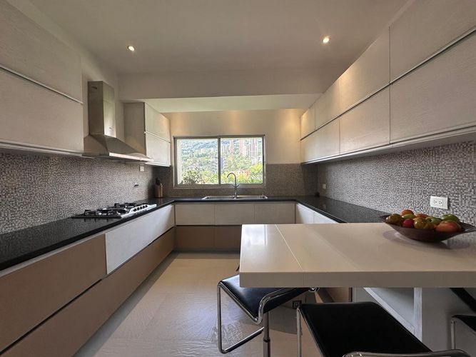 Apartamento de 3 alcobas en arriendo en El Poblado, Medellín, 230 m² · foto 17 de 20