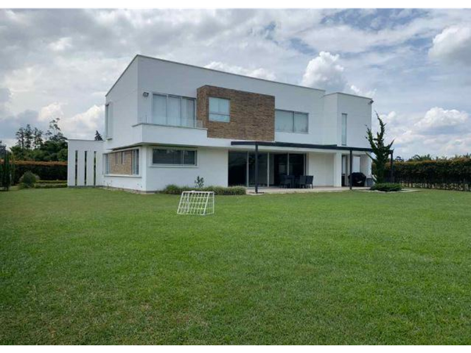 Casa de 5 alcobas en arriendo en Llano Grande, Rionegro, 560 m² · foto 2 de 10