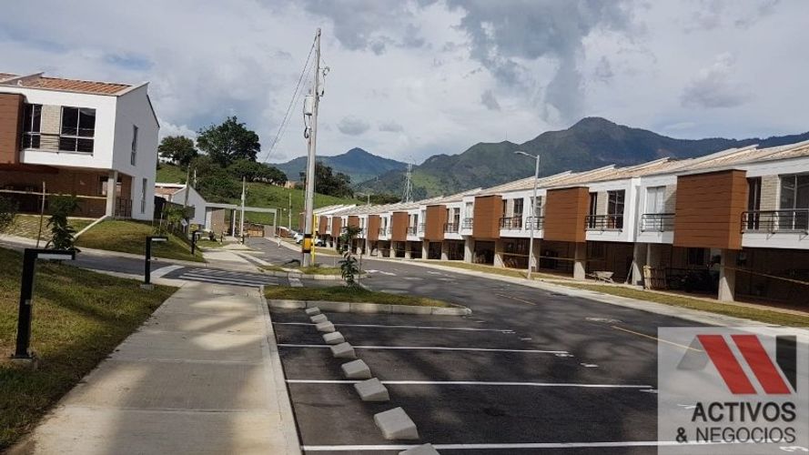 Casa de 3 alcobas en venta en La Navarra, Bello, 140 m² · foto 4 de 14