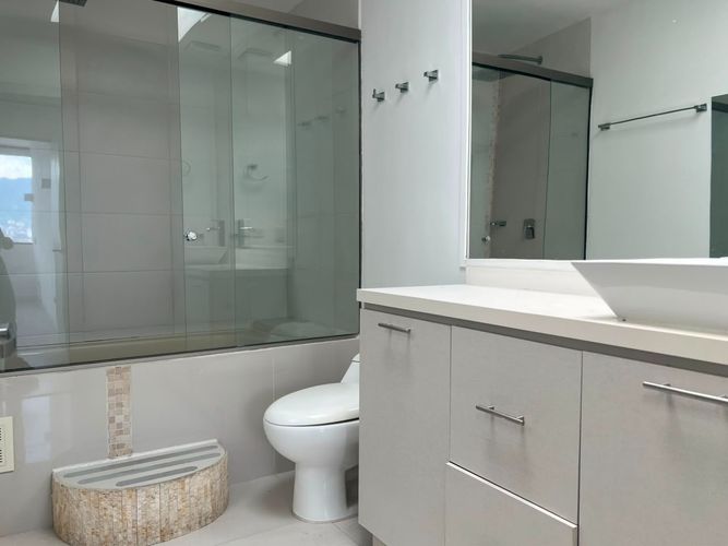 Apartamento de 4 alcobas en arriendo en El Poblado, Medellín, 160 m² · foto 16 de 18