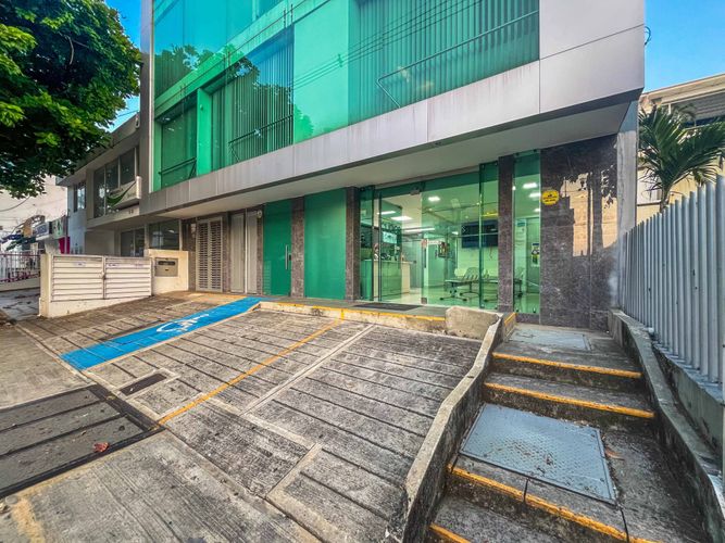 Edificio en venta en Tequendama, Cali, 1181 m² · foto 2 de 24