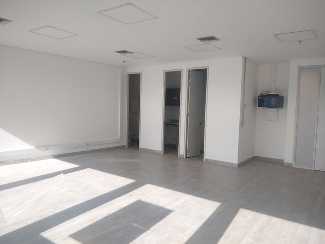 Oficina en arriendo en El Poblado, Medellín, 65 m² · foto 2 de 13