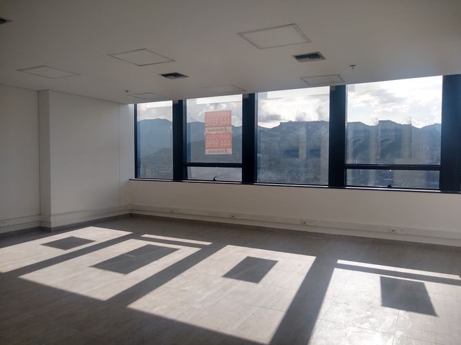 Oficina en arriendo en El Poblado, Medellín, 65 m² · foto 5 de 13