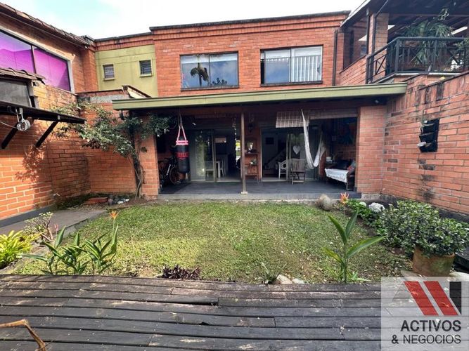 Casa de 3 alcobas en venta en Loma Del Escobero, Envigado, 260 m² · foto 2 de 24