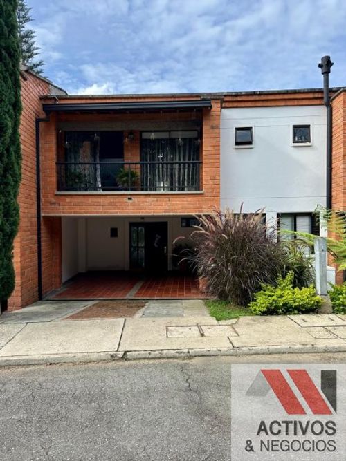 Casa de 3 alcobas en venta en Loma Del Escobero, Envigado, 260 m² · foto 3 de 24