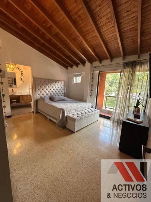 Casa de 3 alcobas en venta en Loma Del Escobero, Envigado, 260 m² · foto 4 de 24