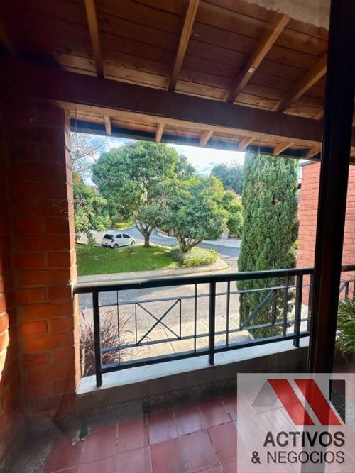 Casa de 3 alcobas en venta en Loma Del Escobero, Envigado, 260 m² · foto 10 de 24