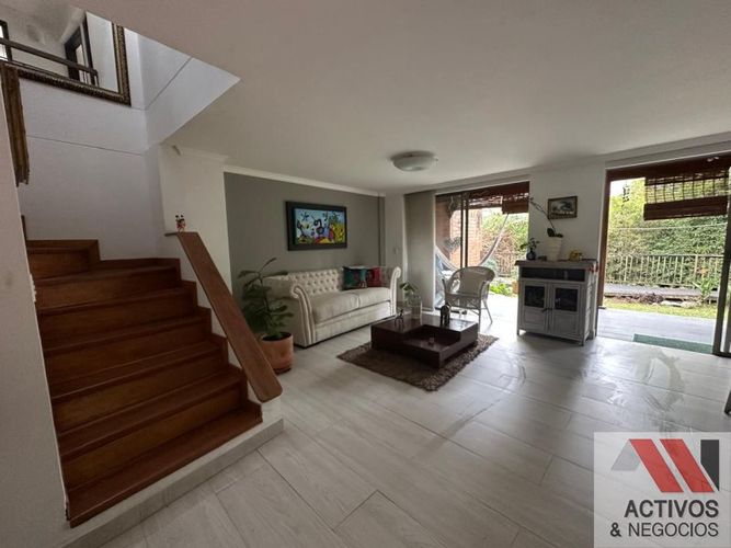Casa de 3 alcobas en venta en Loma Del Escobero, Envigado, 260 m² · foto 12 de 24
