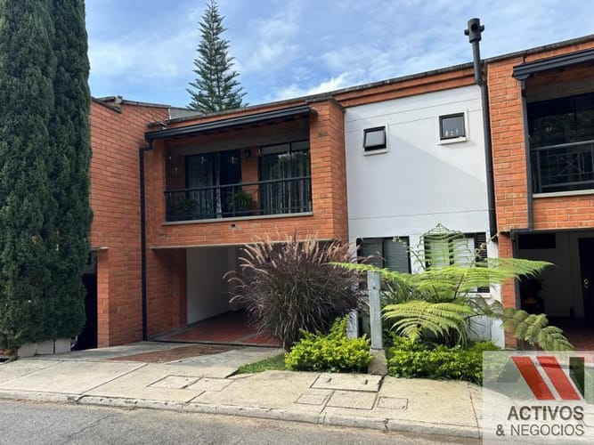 Casa de 3 alcobas en venta en Loma Del Escobero, Envigado, 260 m² · foto 13 de 24