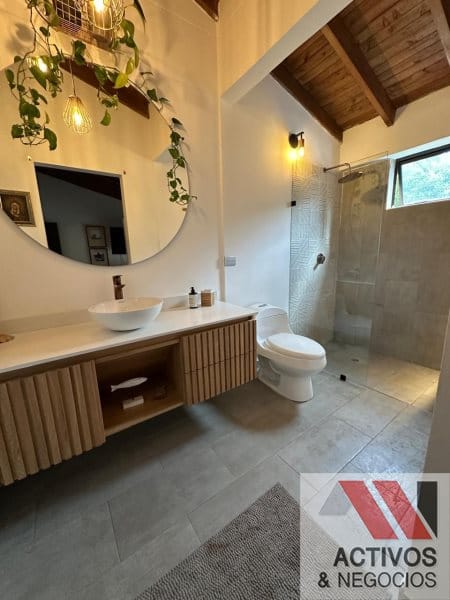 Casa de 3 alcobas en venta en Loma Del Escobero, Envigado, 260 m² · foto 18 de 24
