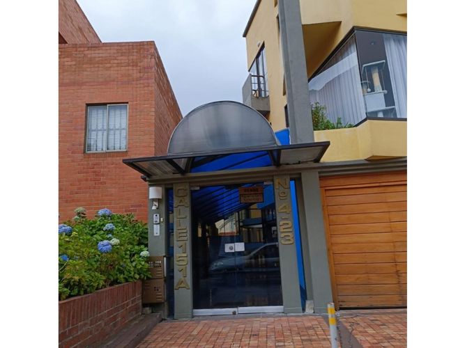 Apartamento de 3 alcobas en venta en Cedro Salazar, Bogotá, 206 m² · foto 2 de 24