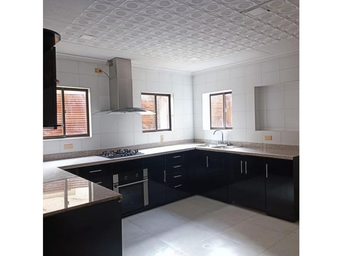 Apartamento de 3 alcobas en venta en Cedro Salazar, Bogotá, 206 m² · foto 10 de 24