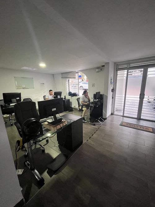 Oficina en venta en Pinares, Pereira, 400 m² · foto 2 de 9