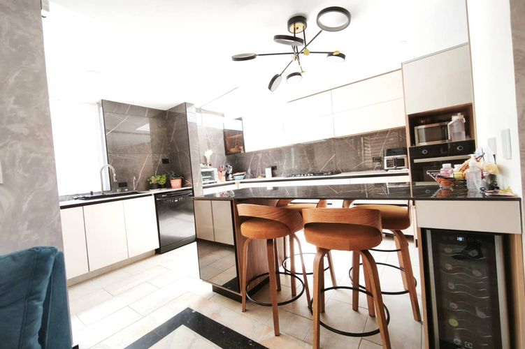 Casa de 4 alcobas en venta en San Jose De Bavaria, Bogotá, 350 m² · foto 2 de 24