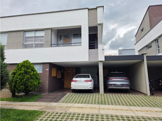 Casa de 4 alcobas en venta en Rionegro, 230 m² · foto 1 de 22