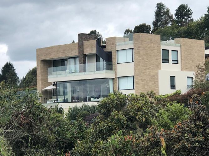 Casa de 4 alcobas en venta en Yerbabonita Bosque Nativo, Chía, 378 m² · foto 3 de 23