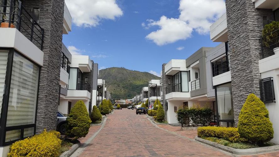 Casa de 3 alcobas en venta en Siberia, Cota, 259 m² · foto 2 de 24
