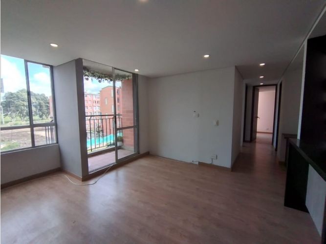 Apartamento de 3 alcobas en venta en Echavarria, Madrid, 67 m² · foto 2 de 24