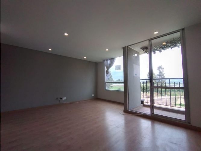 Apartamento de 3 alcobas en venta en Echavarria, Madrid, 67 m² · foto 3 de 24