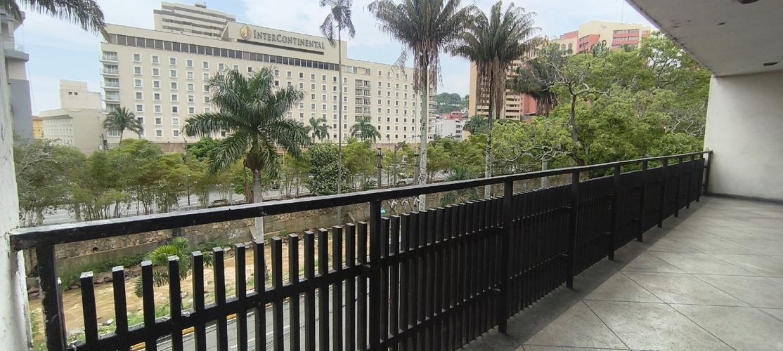 Edificio en venta en Centenario, Cali, 1200 m² · foto 2 de 23