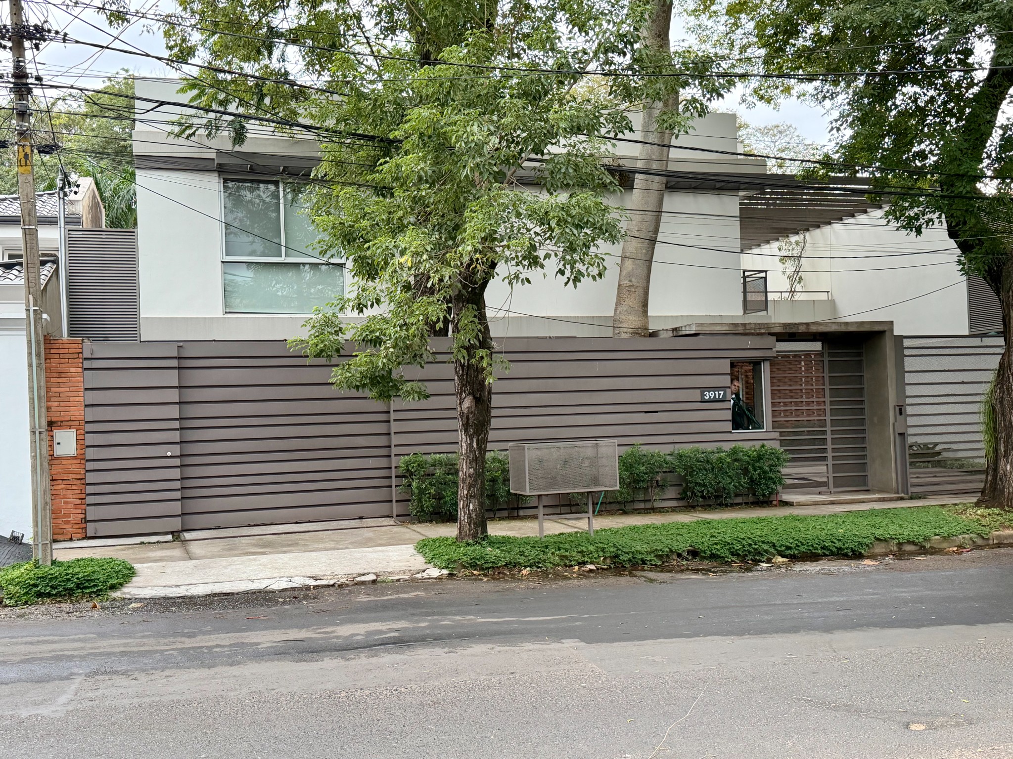 VENDO RESIDENCIA DE 4 SUITES EN BARRIO MBURICAO — foto 2
