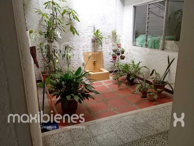 Casa de 7 alcobas en arriendo en Florida Nueva, Medellín, 375 m² · foto 2 de 12