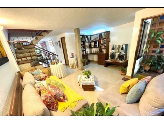 Casa de 4 alcobas en arriendo en El Dorado, Medellín, 311 m² · foto 2 de 14