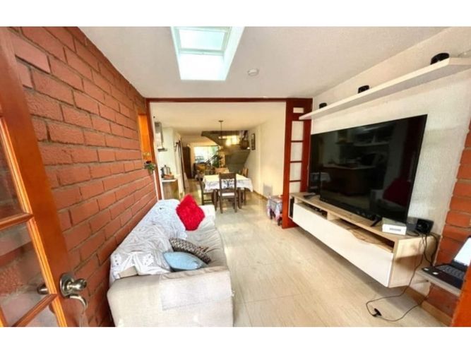 Casa de 4 alcobas en arriendo en El Dorado, Medellín, 311 m² · foto 3 de 14