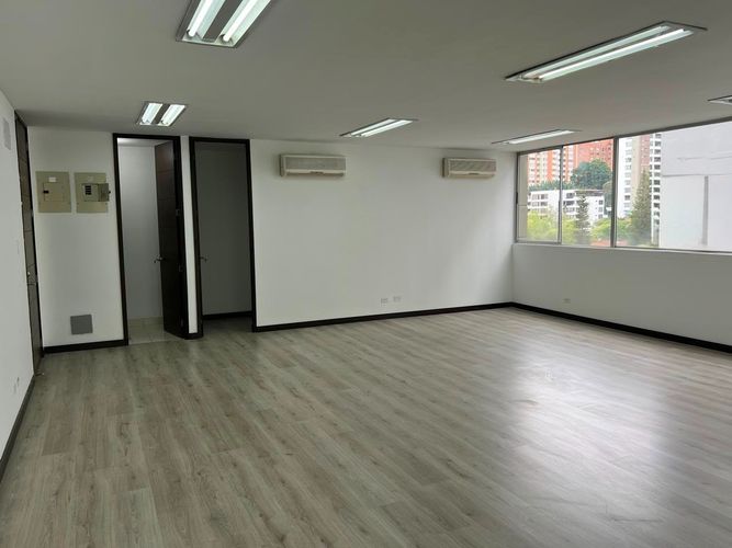 Oficina en arriendo en El Poblado, Medellín, 80 m² · foto 2 de 9