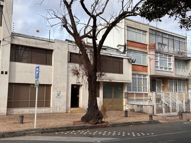 Casa en venta en La Soledad, Bogotá, 1800 m² · foto 2 de 4