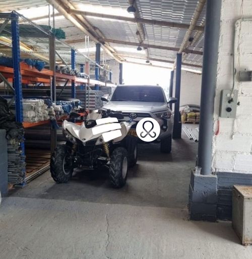 Bodega en venta en Laureles, Medellín, 2300 m² · foto 2 de 6