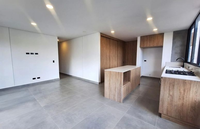 Apartamento de 2 alcobas en arriendo en Castropol, Medellín, 80 m² · foto 2 de 9
