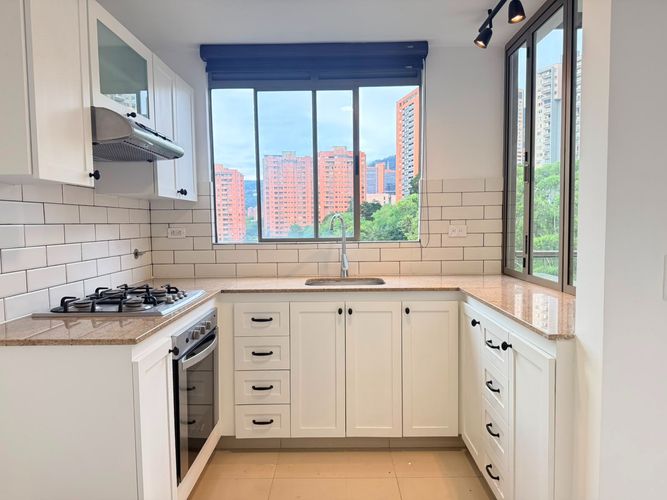 Apartamento de 2 alcobas en arriendo en El Poblado, Medellín, 90 m² · foto 10 de 17