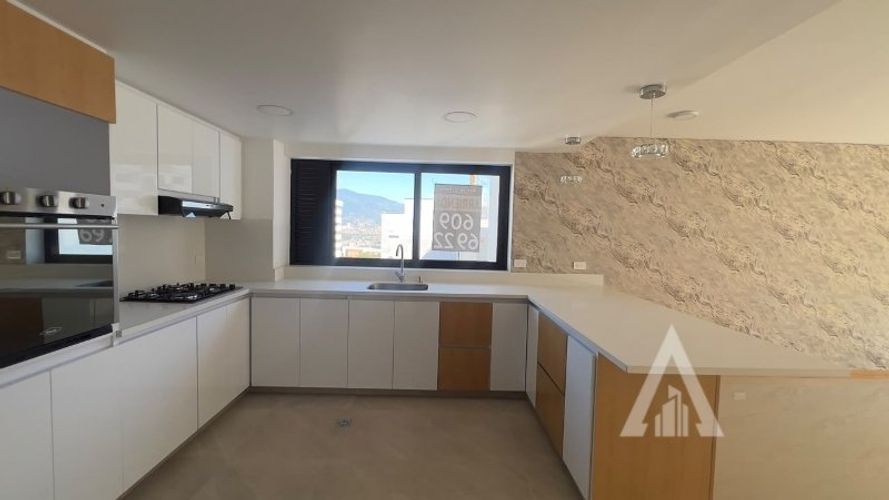 Apartamento de 3 alcobas en arriendo en Las Lomas, Medellín, 214 m² · foto 2 de 24